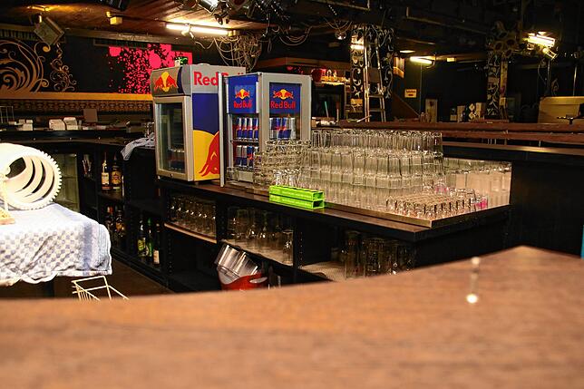 Gläser wohin das Auge reicht: Nicht nur an der Bar ist es in der Discothek Okay seit Monaten ruhig.