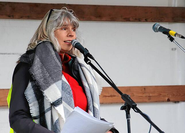 Ruth Meishammer, Versammlungsleiterin einer Demonstration gegen die Impfpflicht auf dem Seesportplatz in Überlingen.