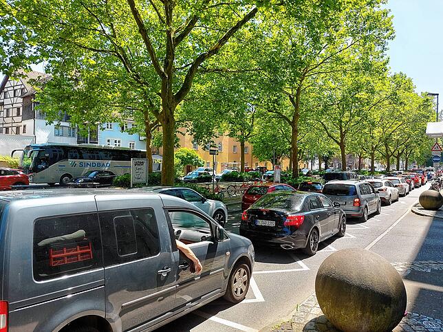Durch die Blockade brach auch auf der Laube und im Paradies das Chaos aus. Autos standen so dicht, dass kein Rettungswagen mehr ...