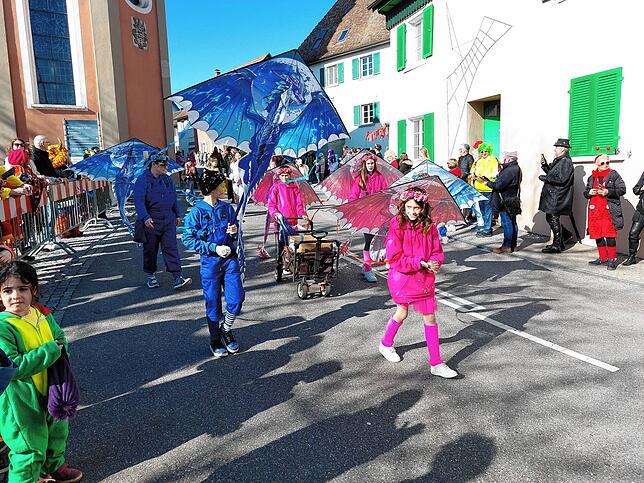 Dieses Häs gefällt der Jury am besten. Der farbenfrohe Drachenflug, bei dem auch etliche Kinder mit Drachen auf den Rücken mitmachen, ...