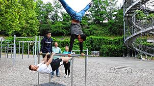 Junge Männer erproben sich in Weil am Rhein an einem Barren im Streetworkout. Ähnliche Geräte werden in Bad Säckingen aufgestellt. Foto: ...