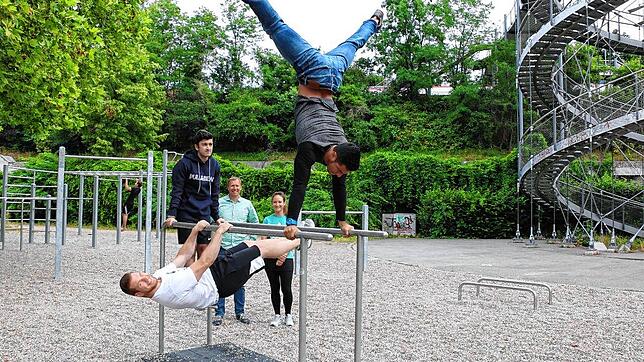 Junge Männer erproben sich in Weil am Rhein an einem Barren im Streetworkout. Ähnliche Geräte werden in Bad Säckingen aufgestellt. Foto: ...