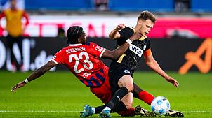 Umkämpfte Relegation: Heidenheims Omar Traoré (l) gegen Elversbergs Robin Fellhauer.