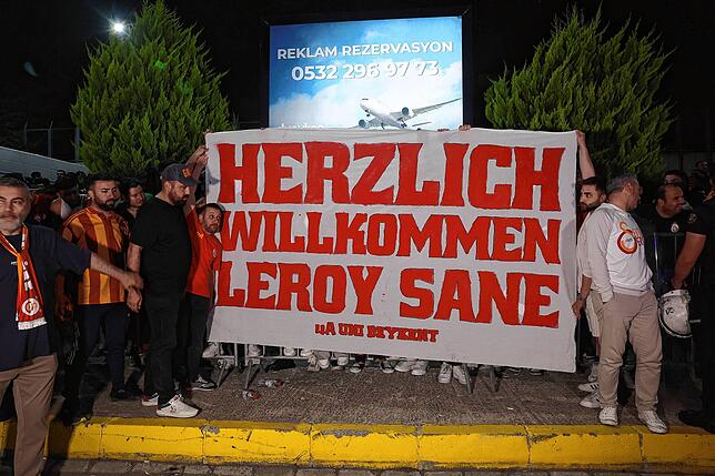 Fans empfangen den Nationalspieler Leroy Sane am Flughafen von Istanbul.