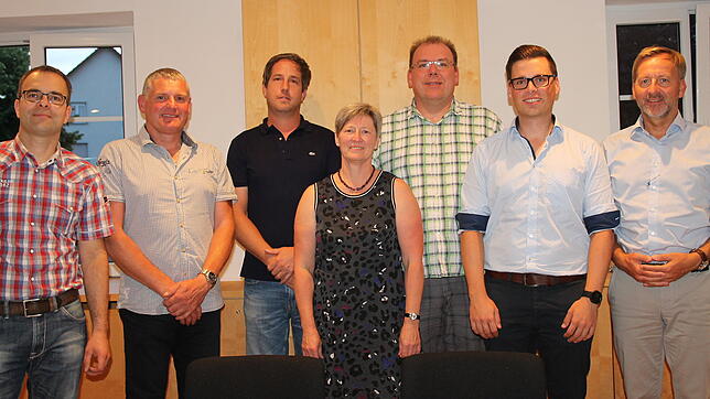 Der neue Ortschaftsrat von Oberalpfen (von links): Ortsvorsteher Armin Arzner, Stellvertreter Michael Ebi, Florian Schäuble, Eva-Maria ...
