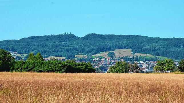 Blick auf den Gehrenberg und das an seinem Fuße liegende Markdorf.