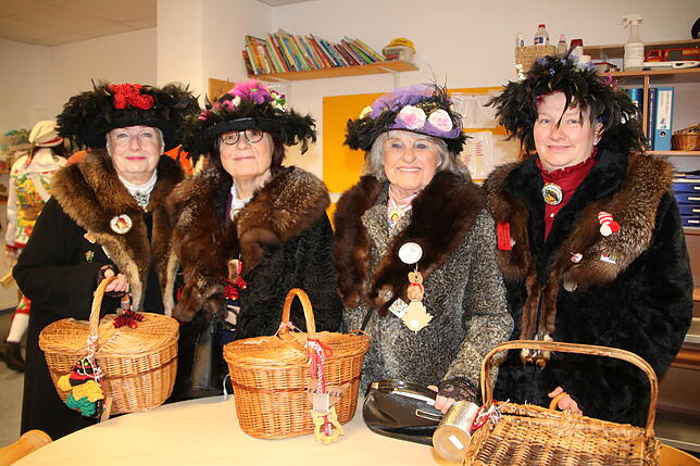 Die Schnurrewyber Ingrid Reich, Ruth Großhans, Inge Nowas und Regina Hübsch beim Besuch im Kindergarten Breitestraße.