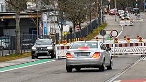 Bremslichter leuchten vor der unerwarteten Barriere auf: Irritiert sind viele Autofahrer am Montagmorgen, 24. März, von der Sperrung der ...
