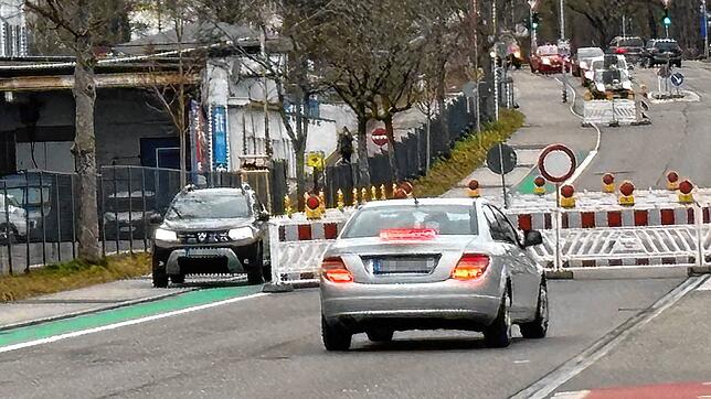 Bremslichter leuchten vor der unerwarteten Barriere auf: Irritiert sind viele Autofahrer am Montagmorgen, 24. März, von der Sperrung der ...