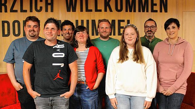 Der im Amt bestätigte Narrenrat der Narrenzunft Tannenzäpfle mit Zunftmeister Martin Hagenbucher (2. von rechts) Neumitglied Ann-Kathrin ...