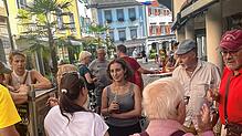 Die SPD-Landtagskandidatin Joana Stöhrer da Costa unterhält sich beim Städtle-Apéro in Tiengen mit Menschen verschiedener Generationen. ...
