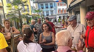 Die SPD-Landtagskandidatin Joana Stöhrer da Costa unterhält sich beim Städtle-Apéro in Tiengen mit Menschen verschiedener Generationen. ...