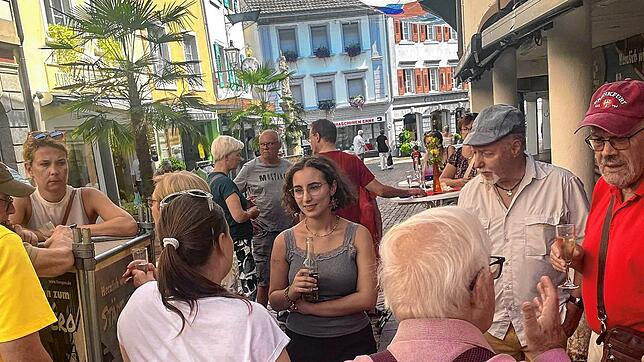 Die SPD-Landtagskandidatin Joana Stöhrer da Costa unterhält sich beim Städtle-Apéro in Tiengen mit Menschen verschiedener Generationen. ...