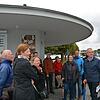 Für die Spuren der Moderne in Meersburg, wie den ehemaligen Fähre-Pavillon, interessierten sich trotz Dauerregens rund 80 Besucher. ...