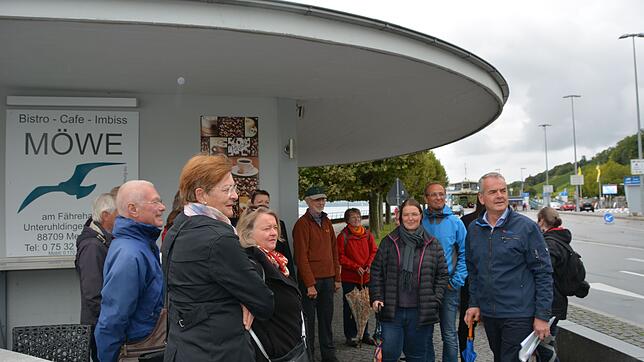 Für die Spuren der Moderne in Meersburg, wie den ehemaligen Fähre-Pavillon, interessierten sich trotz Dauerregens rund 80 Besucher. ...