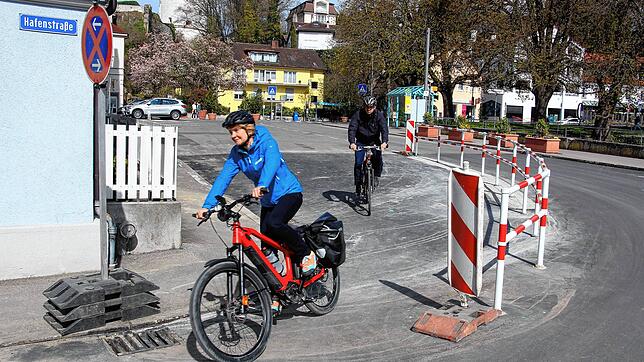 Es tut sich was in Sachen Radwege: Am Eingang zur Hafenstraße stellte die Stadt jüngst ein Holmgitter auf. Allerdings ist es nach ...