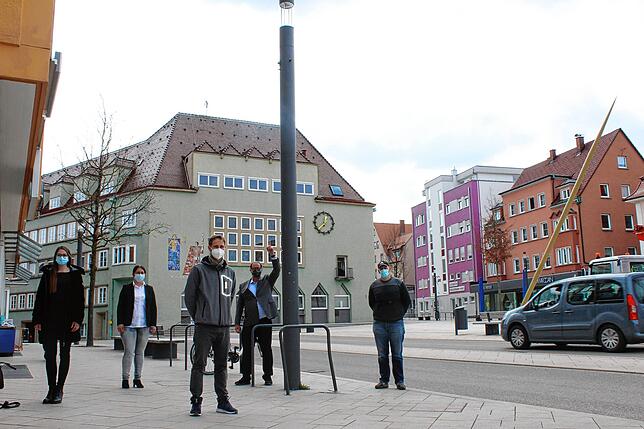 Mehr als nur eine Laterne: Diese Leuchte am Schwenninger Markplatz hat schon den Internetzugang fürs kostenlose Datennetz. Im April 2021 ...