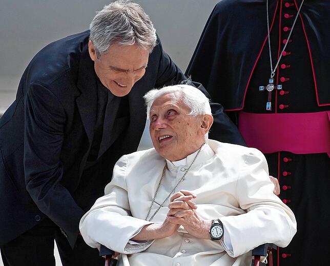 Georg Gänswein und der emeritierte Papst Benedikt XVI. 2020 am Flughafen München.