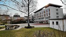 Bekommt eine sanierte Fassade, neue Fenster und ein verbessertes Flachdach, doch es sind auch weitere Bauarbeiten nötig: In die ...