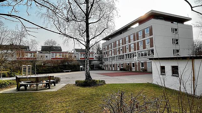 Bekommt eine sanierte Fassade, neue Fenster und ein verbessertes Flachdach, doch es sind auch weitere Bauarbeiten nötig: In die ...