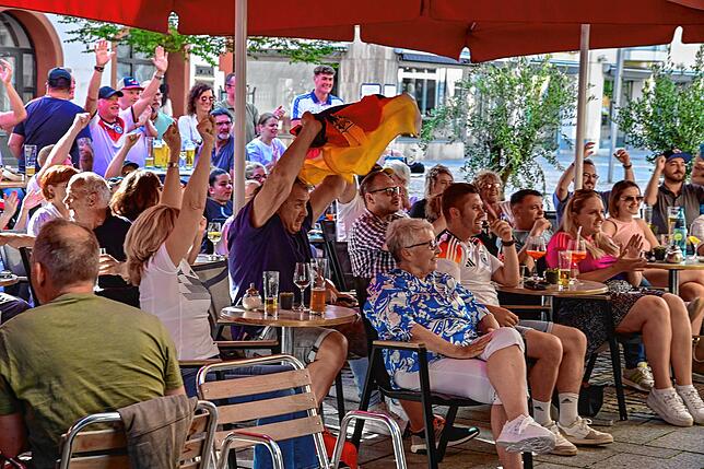 Für das Spiel der Deutschen gegen Spanien bleibt das Wetter gut, die Fans können also wieder im Freien jubeln. Hier bejubeln Fans in der ...