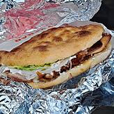 Eingepackt in eine Papiertüte und Alufolie kostet der Döner 50 Cent mehr, als wenn ihn der Kunde im Wollmatinger Sahara-Imbiss verzehrt.