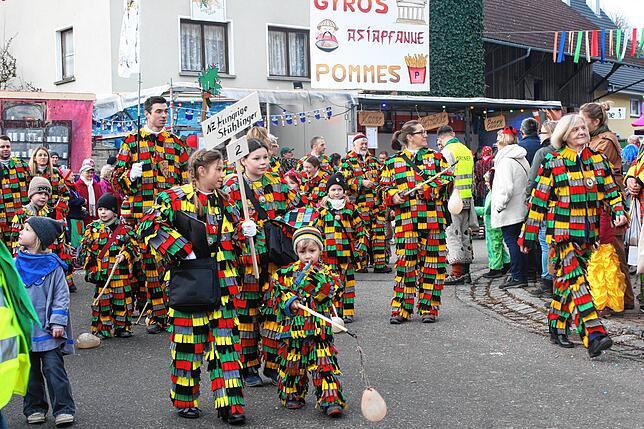Der Nachwuchs der Hungrigen Stühlinger neckte die Zuschauer des Kinderumzugs mit der Saublodere.