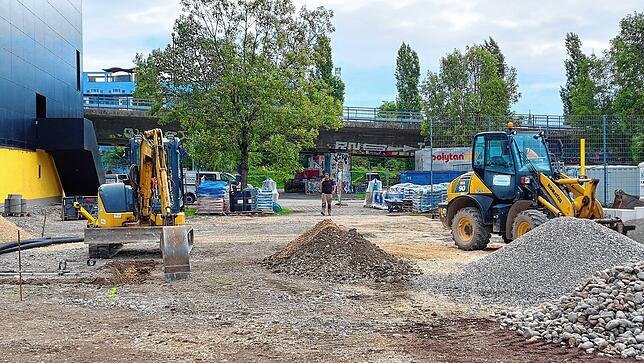Wenn schon schweres Gerät vor Ort ist, wird auch gleich noch der Eingangsbereich neben der neuen Halle fünf wiederhergestellt.