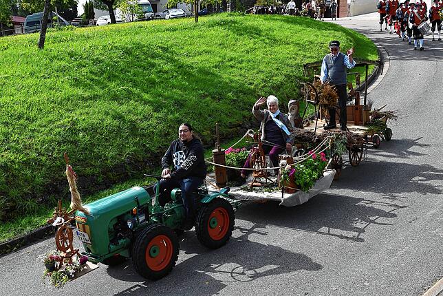 Bild 10: 50-jähriges Jubiläum: Erntedankumzug in Berau