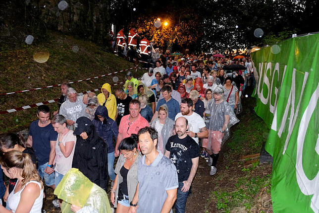 Konzertbesucher auf dem Weg in den Tunnel, der sich schnell zu einem Nadelöhr entwickelte.