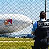 Ein Polizist verfolgt am Karfreitag vom Zaun aus den Start des Zeppelin NT.