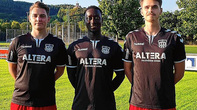 Drei der vielen Neuen: David Schütze, Pa Grether und Julius Düwiger (von links) verstärken die völlig neu formierte Reserve-Elf des ...