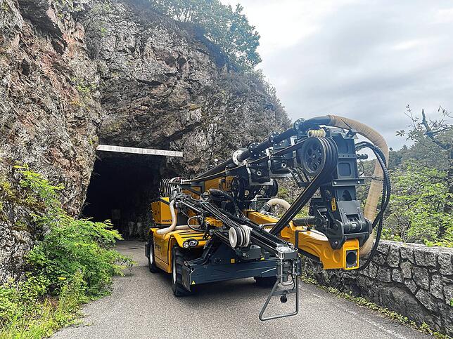 Ein von Morath hergestellter Bohrkran durchfährt 2020 einen der Tunnel im gesperrten Albtal. Die Birndorfer Firma konnte so nachweisen, ...