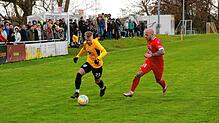 Tobias Kienzler (links) im Duell mit Luca Blum vom SV Geisingen, der das Lokalderby mit 0:1 verlor und Tabellenletzter bleibt.