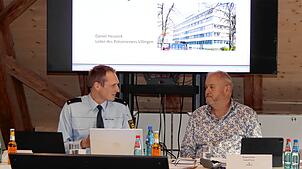 Daniel Heusek, Leiter des Polizeireviers Villingen, hat für Bürgermeister Rudolf Fluck und den Gemeinderat von Mönchweiler interessante ...