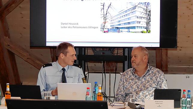 Daniel Heusek, Leiter des Polizeireviers Villingen, hat für Bürgermeister Rudolf Fluck und den Gemeinderat von Mönchweiler interessante ...