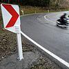 (Symbolbild) Ein Motorradfahrer nimmt schnell eine Kurve. In Hohenfels wird das einem 16-Jährigen zum Verhängnis. Er kommt von der ...