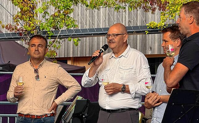 „Wir freuen uns, dass wir bei der Überlinger Weinwiese zum erstenmal dabei sein können“, sagte Jürgen Dietrich, Direktor des ...
