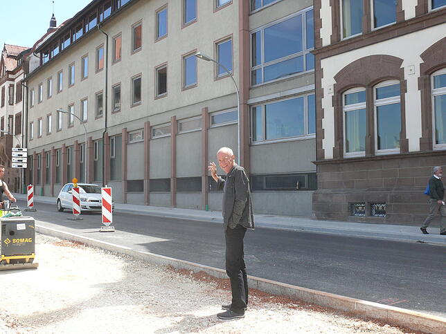 Stephan Schulz zeigt auf das Zoffingen-Gebäude, das abgerissen werden soll. Bei einem Neubau hätte er sich einen Gebäudeteil gewünscht, ...