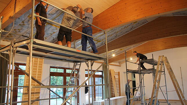 Weitgehend abgeschlossen sind die Sanierungsarbeiten in der Oberalpfener Halle. Neben einer neuen Akustikdecke wurden die aktuellen ...