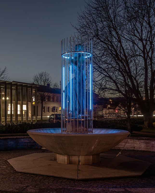 Besonders in der Nacht entfaltet der Irmabrunnen im Karlsgarten seine beeindruckende Wirkung.