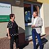 Tobias Herrmann und Ina Klietz vor dem Büro der Ambulanten Dienste in Engen.