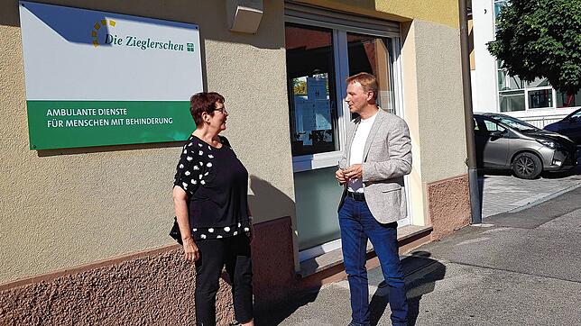 Tobias Herrmann und Ina Klietz vor dem Büro der Ambulanten Dienste in Engen.
