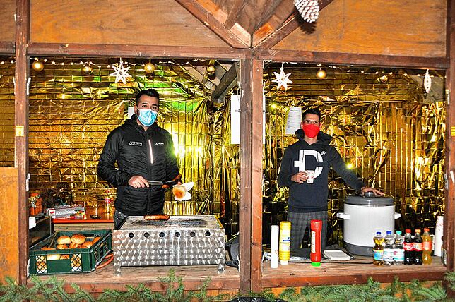 Ein Bild aus besseren Zeiten: Noch bis vor wenigen Tagen konnten Hasan Sakiz (links), Inhaber des Café Ludwig, und Mathias Weissenrieder ...