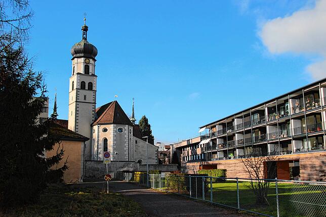 Die Konfliktzone: Links der Glockenturm der St.-Kolumban-Kirche, rechts der Neubau „Seehof“, dessen Bewohner sich gegen das ...
