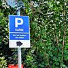 Dieses Schild weist am Strandbad in Bodman bald zu zwei Parkautomaten statt wie bisher zu einem. Bild: Ramona Löffler