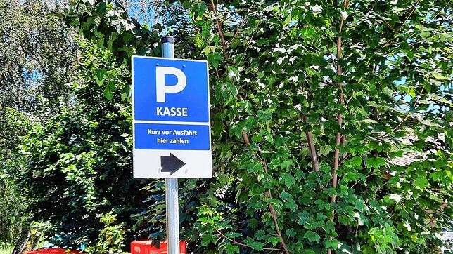 Dieses Schild weist am Strandbad in Bodman bald zu zwei Parkautomaten statt wie bisher zu einem. Bild: Ramona Löffler