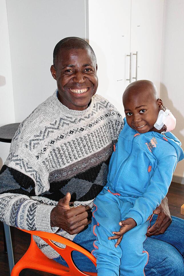Der kleine Daniel mit seinem Vater Salomon im März 2023 – der Tumor ist zu diesem Zeitpunkt dank erster Therapieerfolge bereits ...
