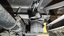 Mit geplatzten Luftfederbälgen unter dem Anhänger eines Sattelzugs legt ein Brummifahrer über 1000 Kilometer zurück, bis an der ...