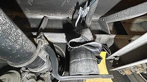 Mit geplatzten Luftfederbälgen unter dem Anhänger eines Sattelzugs legt ein Brummifahrer über 1000 Kilometer zurück, bis an der ...